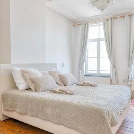 Elegant 2-bedroom Duplex In Lägenhet *